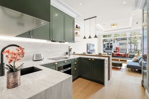 Refrigerador, microondas, horno, placa de cocina