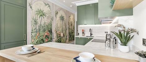 Réfrigérateur, micro-ondes, four, plaque de cuisson