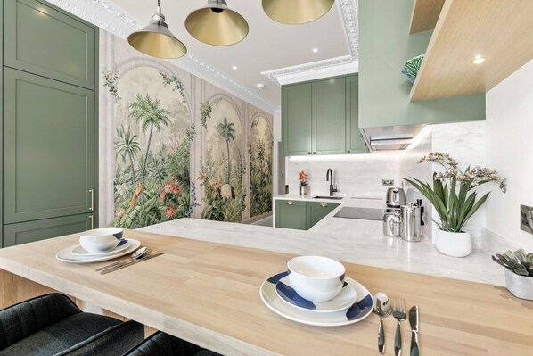 Fridge, microwave, oven, stovetop