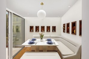 Dining - 3 Bedroom Flat in London (Greater London)