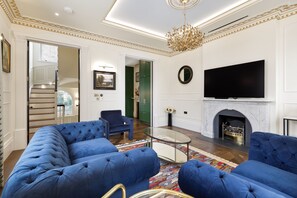 TV - 3 Bedroom Flat in London (Greater London)