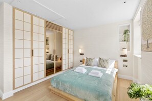 3 slaapkamers, een strijkplank/strijkijzer, gratis wifi, beddengoed