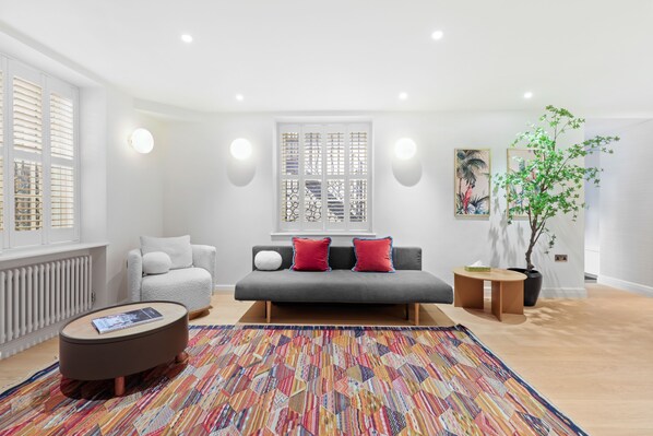 TV - 1 Bed Basement Flat in London (Greater London)