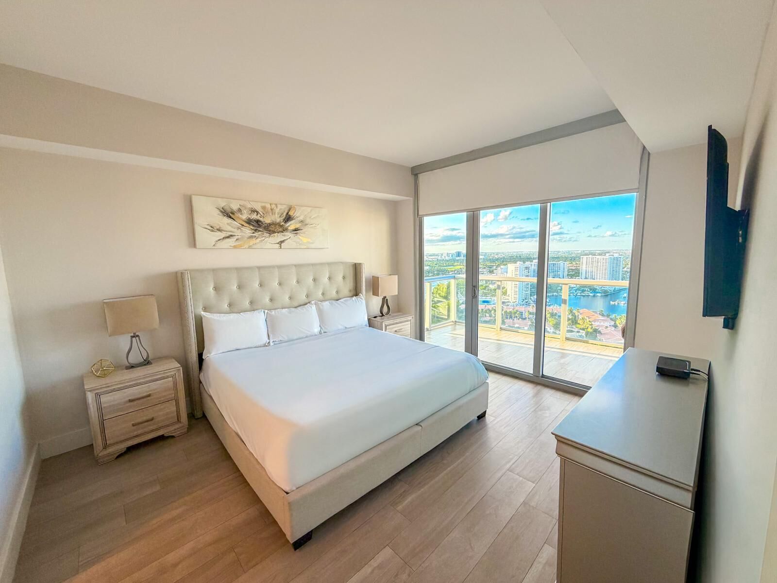 2 soverom, skrivebord, strykejern/-brett og reiseseng for barn