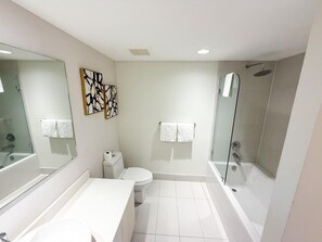 Een douche, een haardroger, handdoeken