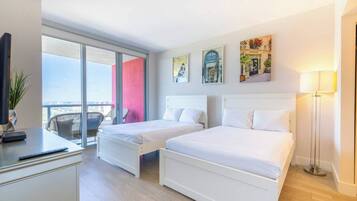 2 slaapkamers, een bureau, een strijkplank/strijkijzer, reisbedje