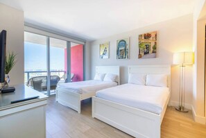 2 slaapkamers, een bureau, een strijkplank/strijkijzer, reisbedje