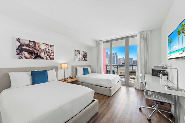 Escritorio, tabla de planchar con plancha, wifi y ropa de cama 