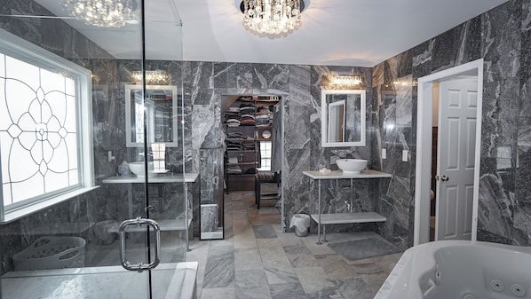 Dusche, Whirlpool, Handtücher, Seife