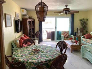 Lecteur de DVD, livres, chaîne hi-fi