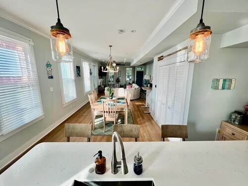 Last minute special! 5-br family home. 2 blocks to Beach, Mall, & Congress Hall!