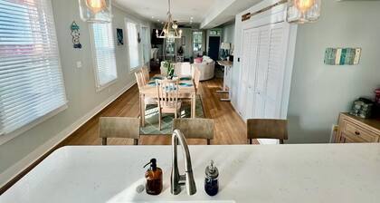 Last minute special! 5-br family home. 2 blocks to Beach, Mall, & Congress Hall!