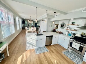 Fridge, oven, stovetop, dishwasher