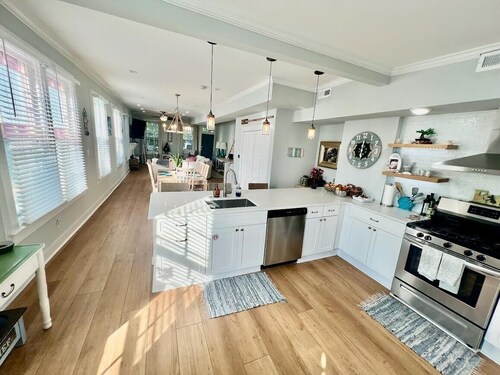 Last minute discount! 5-br family home. STEPS to Beach, Mall, & Congress Hall!