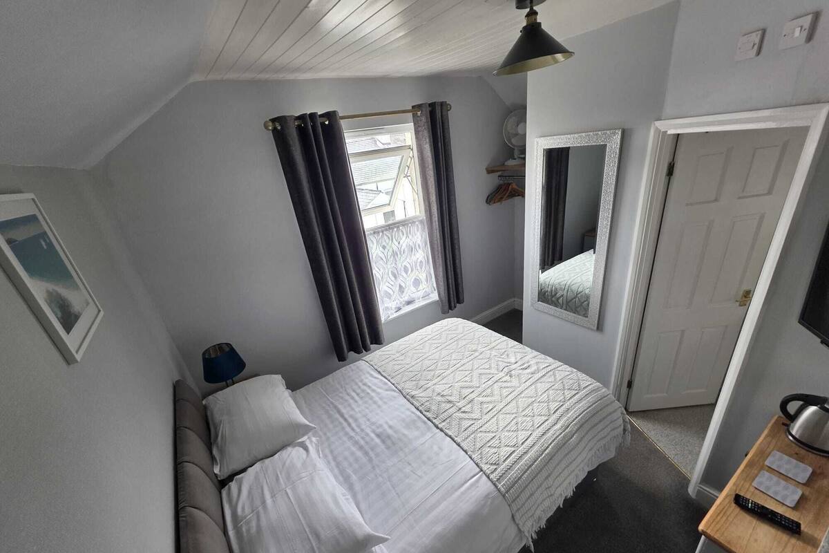 Comfort Double Room, 1 Double Bed, Private Bathroom, City View | Iron/ironing board, free WiFi