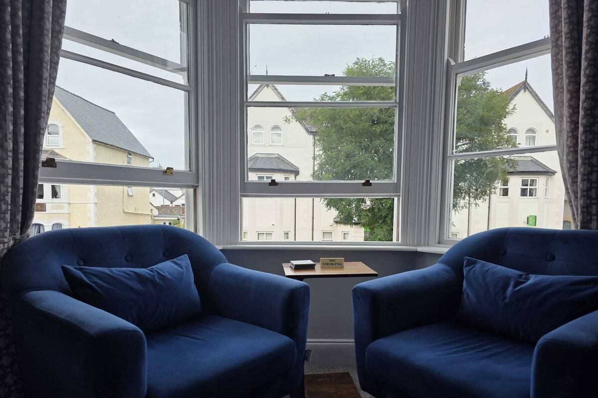 Superior Double Room, 1 King Bed, Private Bathroom, City View | Iron/ironing board, free WiFi