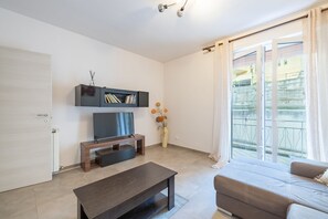Apartment, Balkon | Wohnbereich | 30-Zoll-Fernseher mit Satellitenempfang