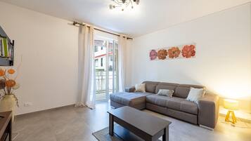 Apartment, Balcony | Living area | 30-inch TV with satellite channels