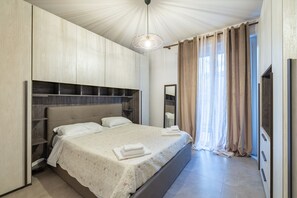 Appartement, balcon | Fer et planche à repasser, accès au Wi-Fi (inclus)