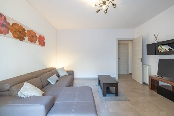 Apartment, Balkon | Wohnbereich | 30-Zoll-Fernseher mit Satellitenempfang