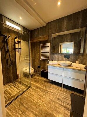 Shower, hair dryer, towels, soap - Luxury villa in Sidi Bou Saïd, sea view, walking distance to beach, terrace, jacuzzi, (Site archéologique de Carthage)