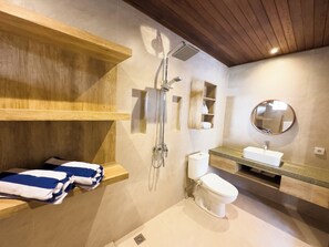 Baignoire et douche séparées, serviettes fournies, savon, shampooing