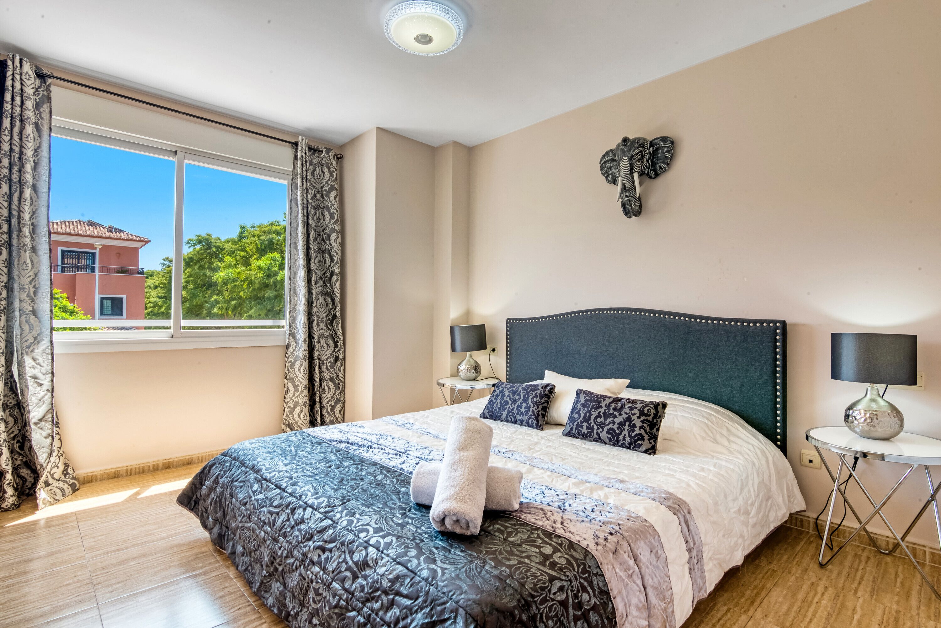 2 室のベッドルーム、アイロン / アイロン台、WiFi、ベッドシーツ