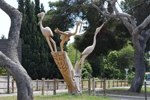 A wooden sculpture of three birds on a tree trunk. - L' Escale, appartement climatisé à 50 mètres de la plage avec WIFI et Box Tv (Fos-sur-Mer)