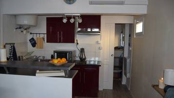 Fridge, oven, coffee/tea maker, electric kettle