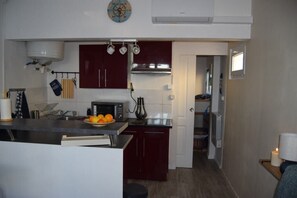 Fridge, oven, coffee/tea maker, electric kettle