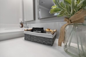 Dusche, Haartrockner, Handtücher, Seife