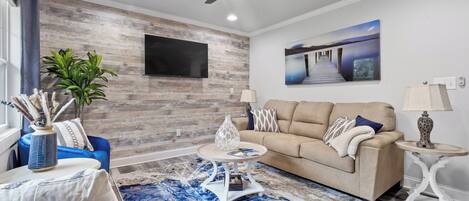 Smart TV, chimenea, libros, monitor de computadora