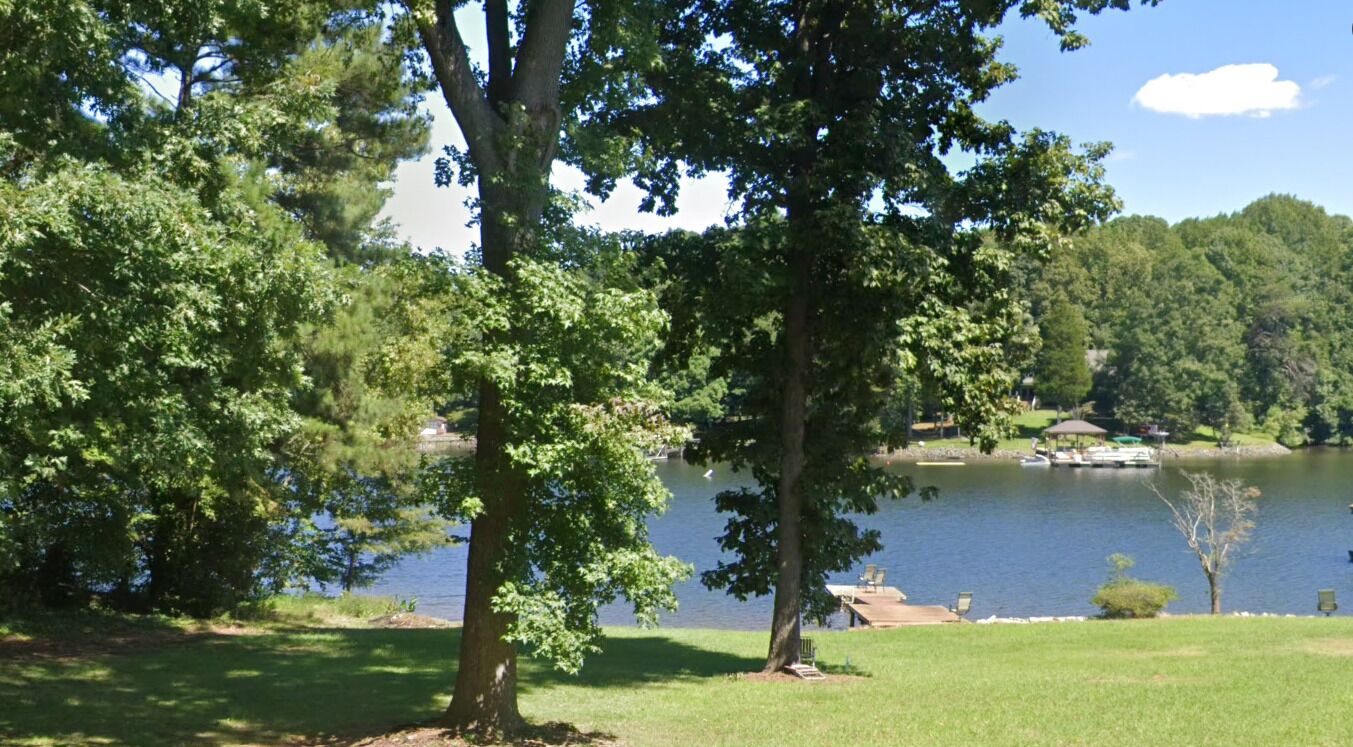 Un entorno tranquilo junto al lago, con un muelle y mesas de picnic.