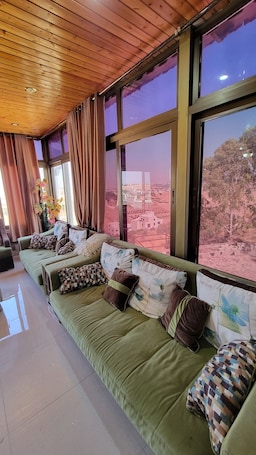 テレビ. Relax in this tranquil As-Salt retreat with amazing mountain views and full AC