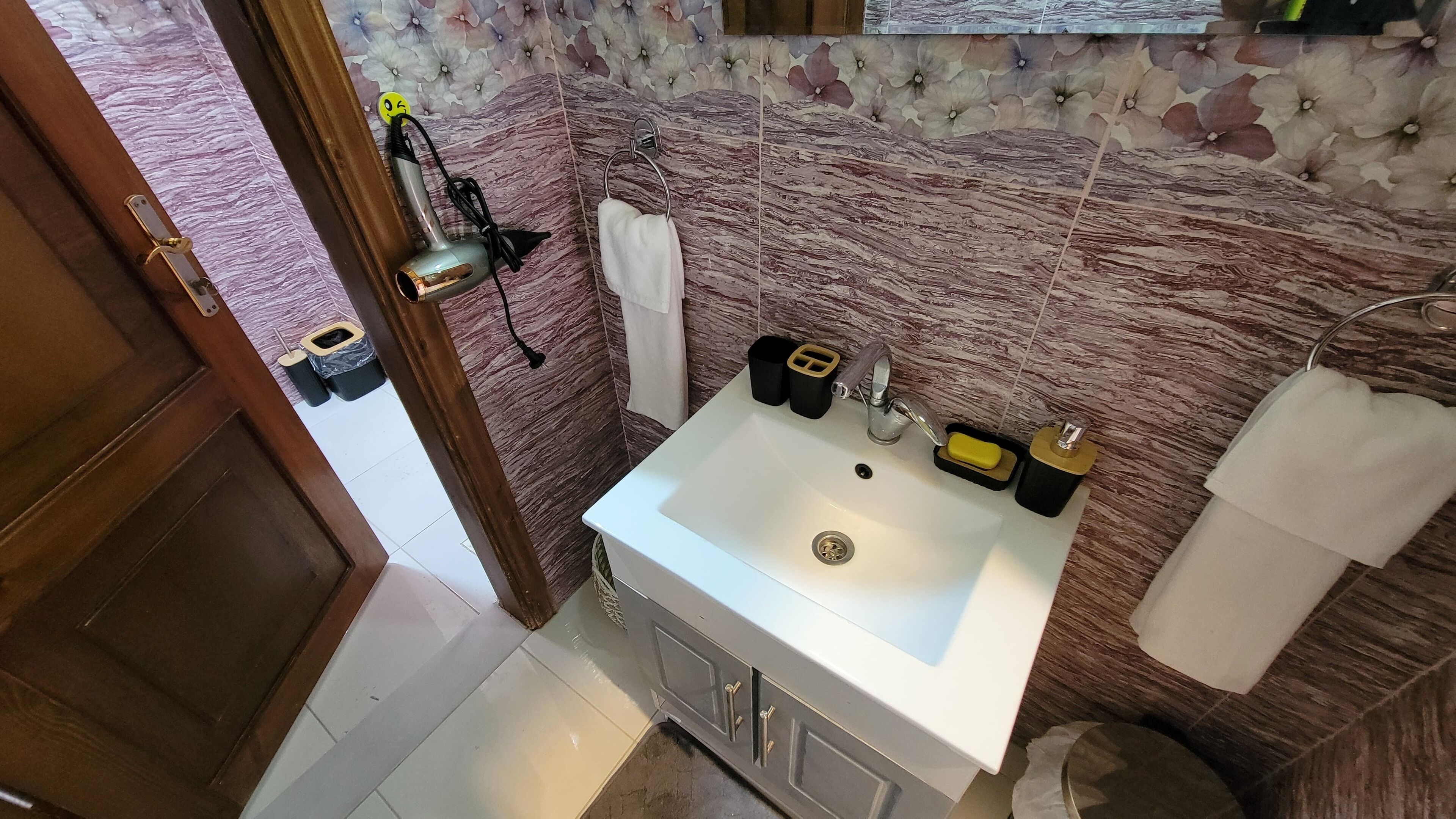 Secador de pelo, toallas, jabón, papel higiénico