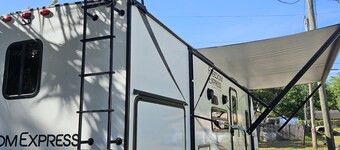 Freedom Express RV - Modern, Reliable & Cozy