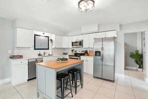 冷蔵庫、電子レンジ、オーブン、コンロ