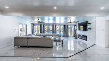 Fernseher, Kamin, Arbeitsbereiche