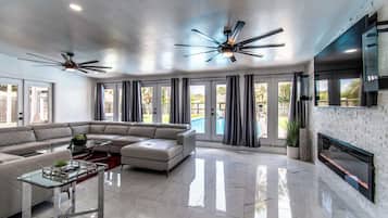 Fernseher, Kamin, Arbeitsbereiche