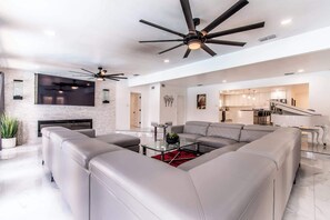 Televisión, chimenea, oficina