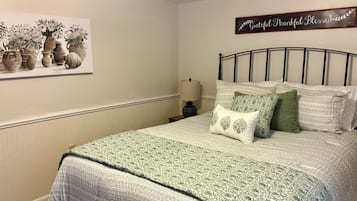 1 slaapkamer, een strijkplank/strijkijzer, gratis wifi, beddengoed