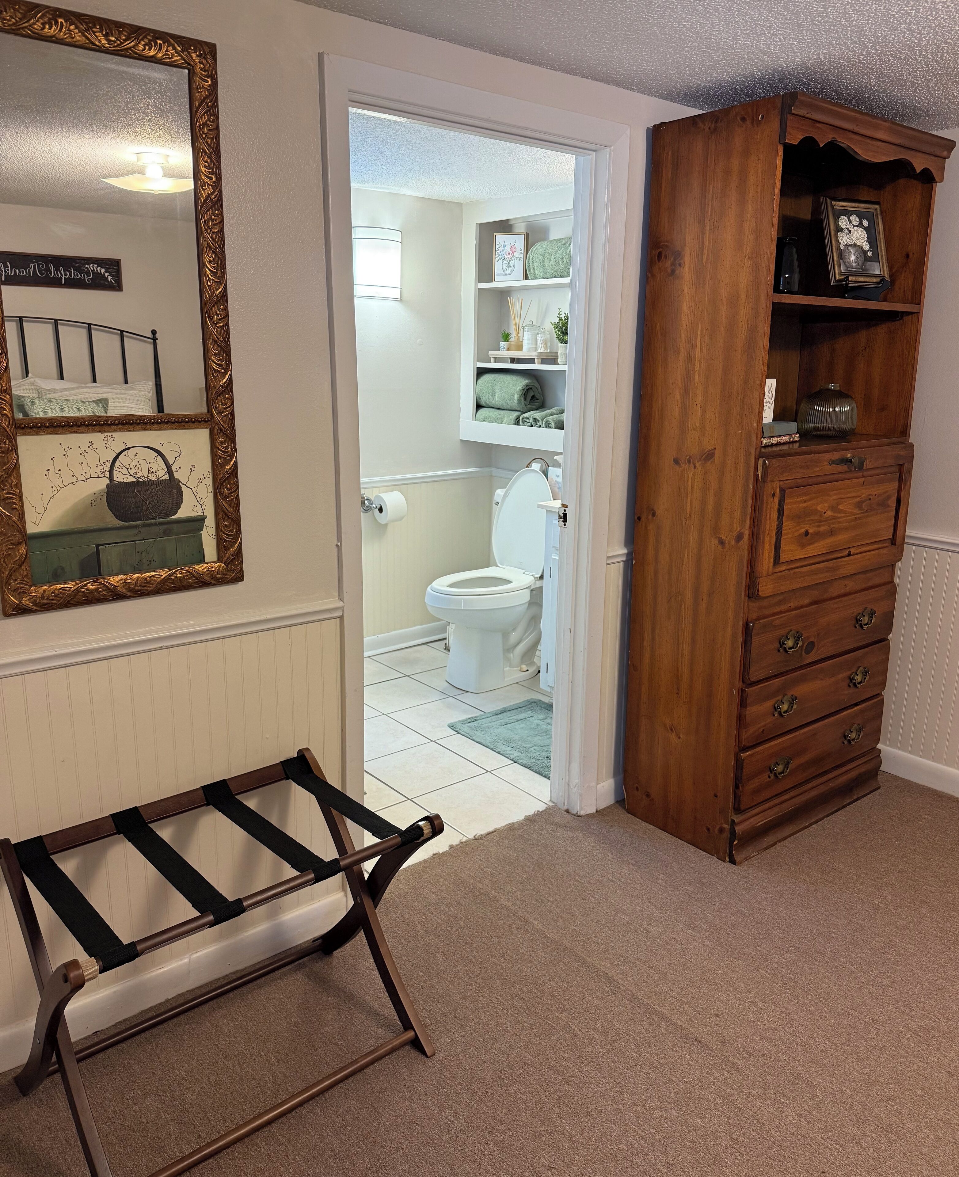 Secadora de cabello, toallas, jabón, shampoo 