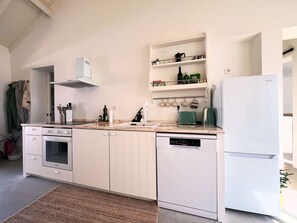 Fridge, oven, stovetop, dishwasher