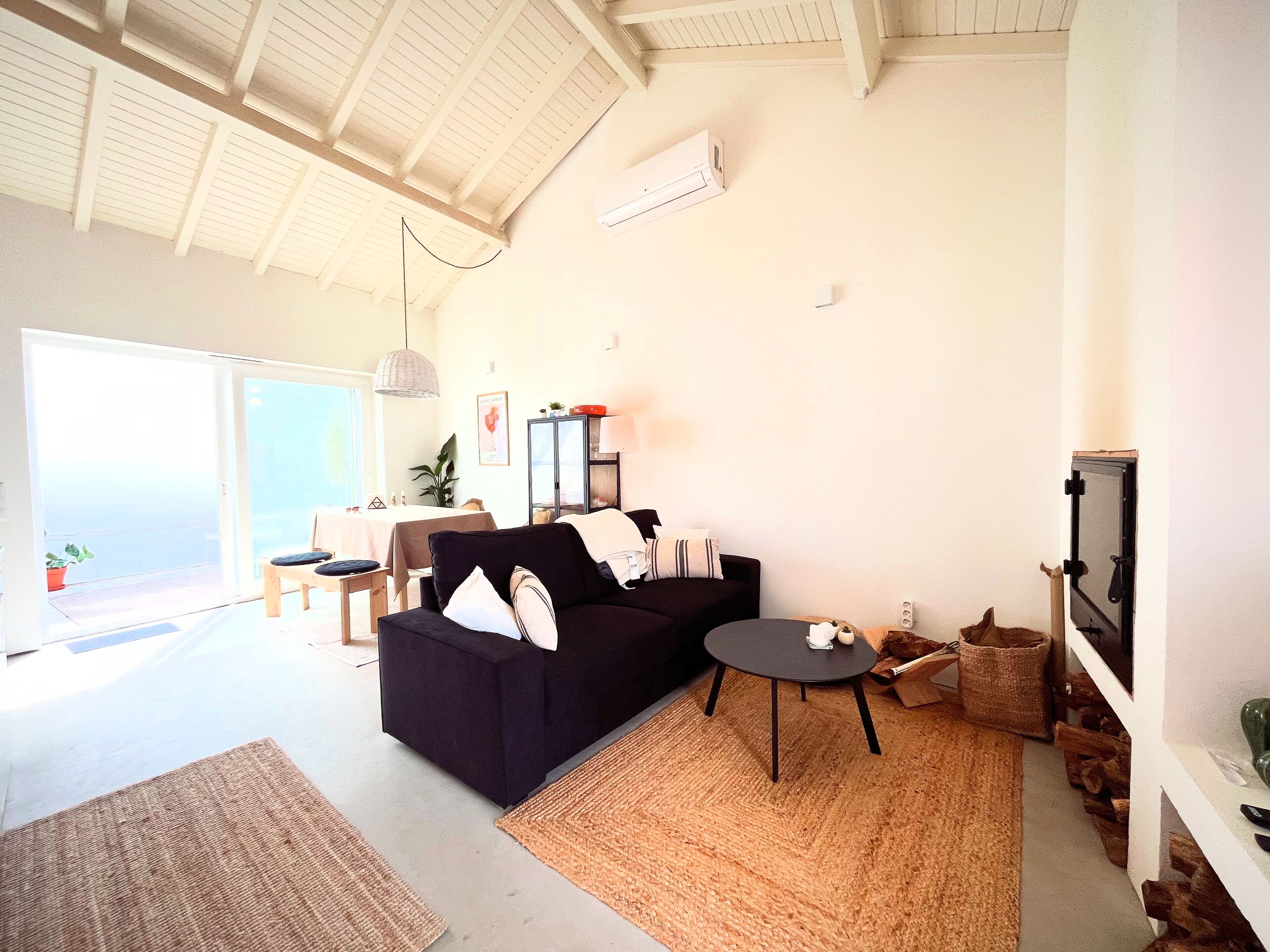 Smart-TV, Kamin, Stereoanlage, Computerbildschirme