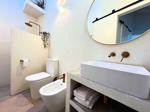Douche, sèche-cheveux, bidet, serviettes fournies