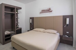 1 habitación, caja de seguridad en la habitación y escritorio 