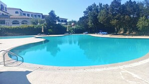 Piscina externa sazonal, guarda-sóis, espreguiçadeiras
