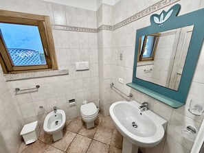 Apartment | Bilik Mandi | Pancuran mandi, hulu semburan mandi hujan, pengering rambut, bidet 