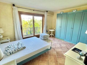 WiFi (free), bed sheets