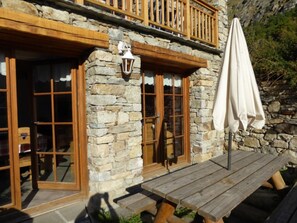 Outdoor dining - Chalet 'L'Angelina' with Mountain View (Bonneval-sur-Arc)